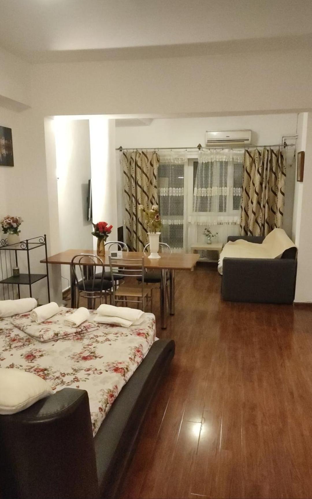Old Center Apartament บูคาเรสต์ ภายนอก รูปภาพ